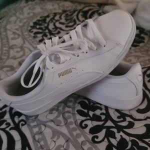 White puma sneakers